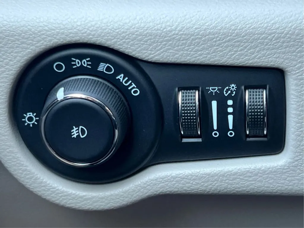 Chrysler Pacifica photo 24