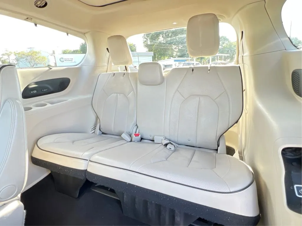 Chrysler Pacifica photo 48