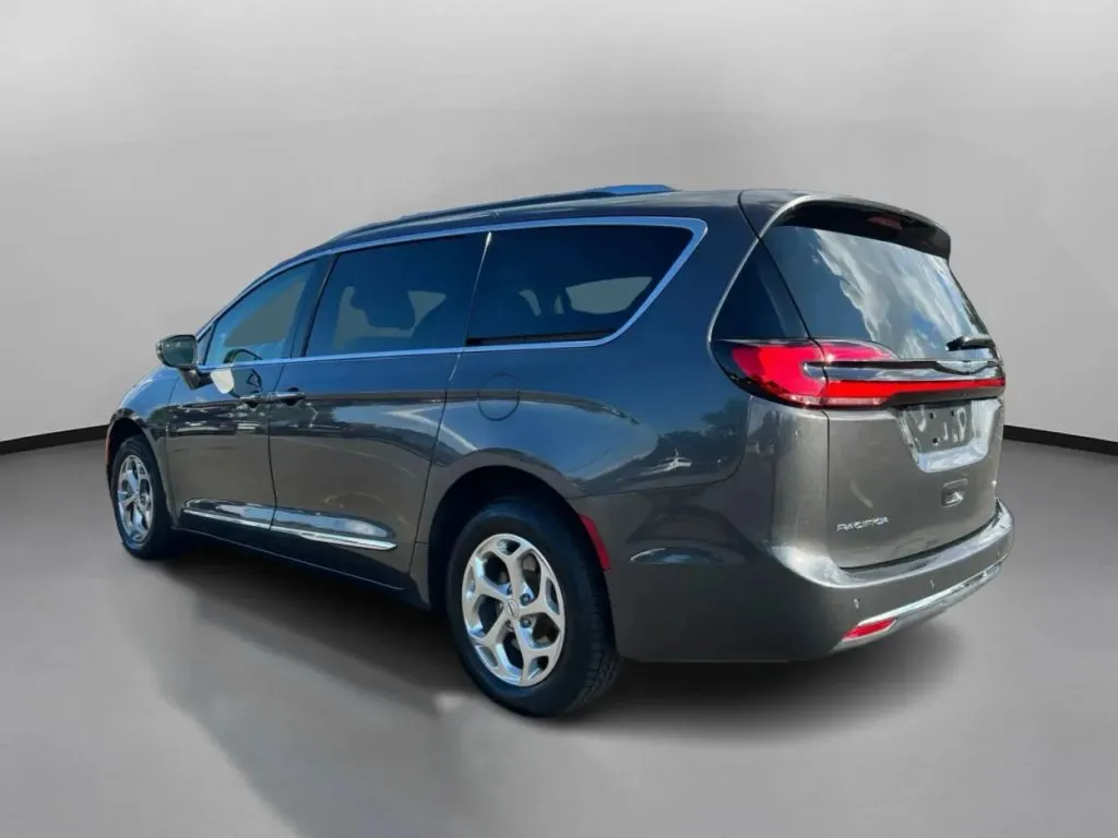 Chrysler Pacifica photo 13