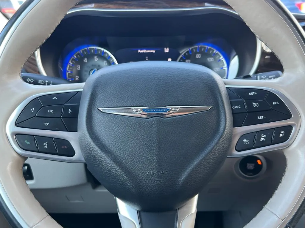 Chrysler Pacifica photo 23