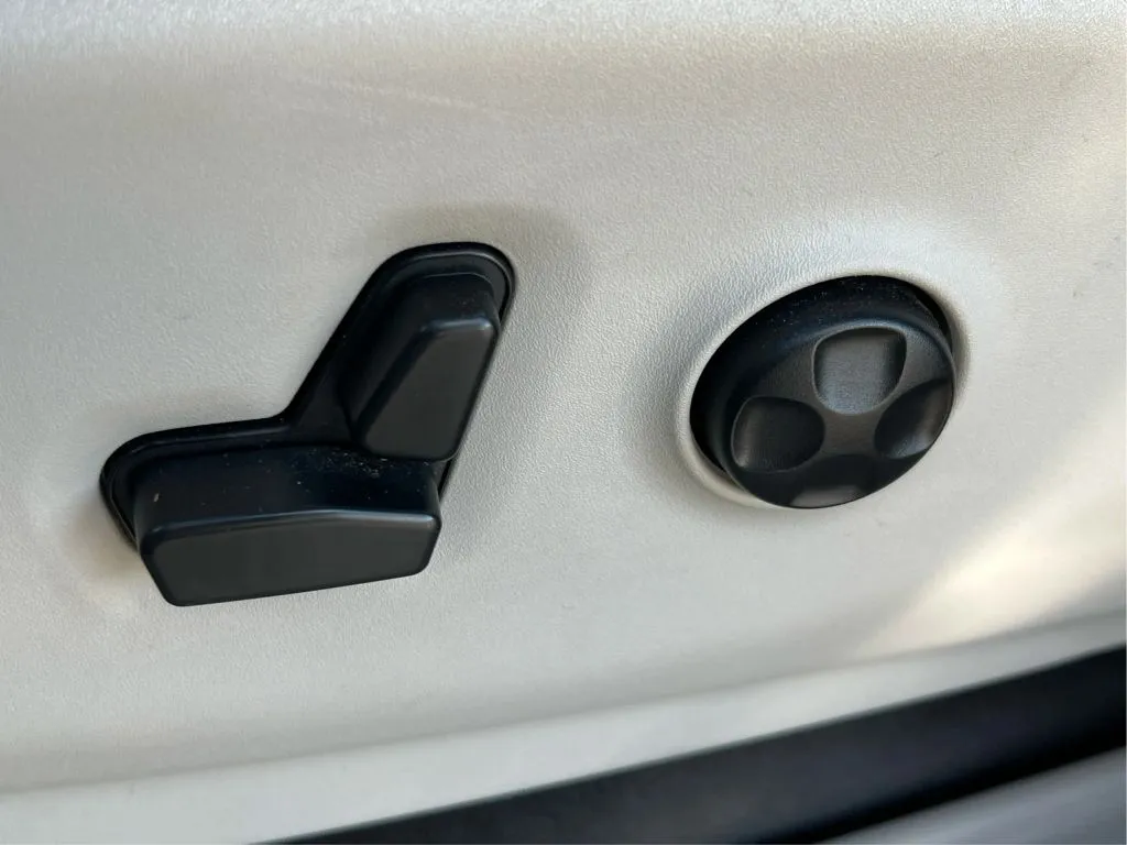 Chrysler Pacifica photo 25