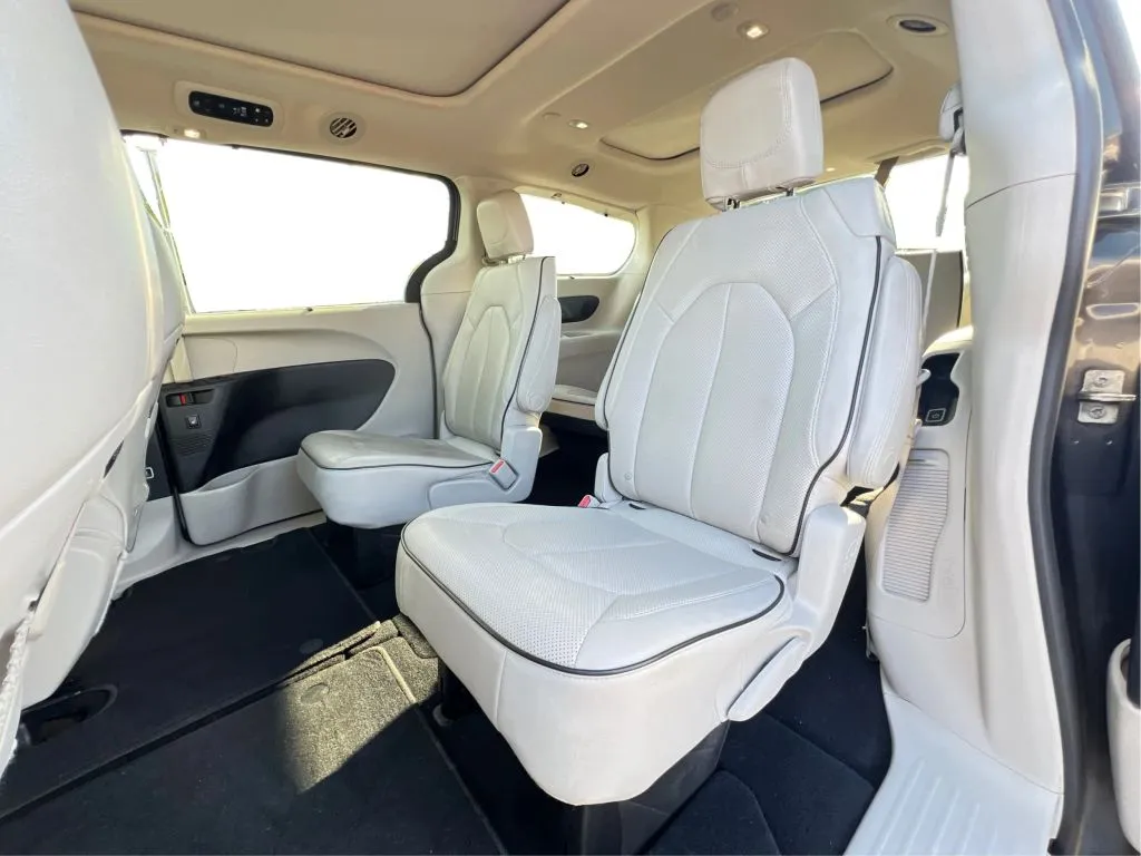 Chrysler Pacifica photo 17