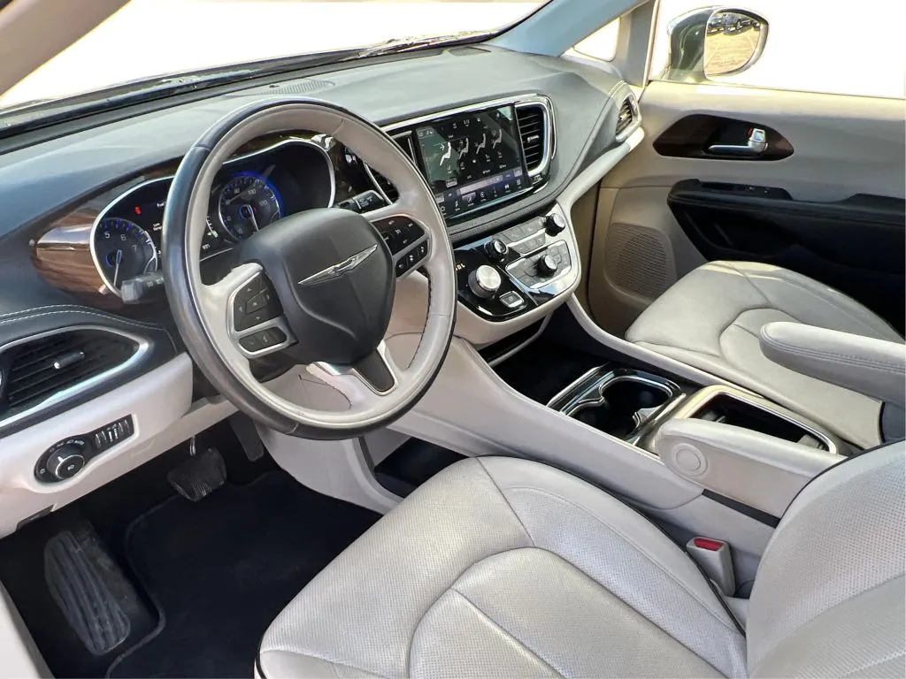 Chrysler Pacifica photo 16