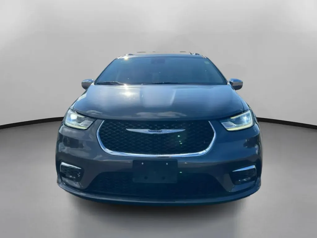 Chrysler Pacifica photo 3