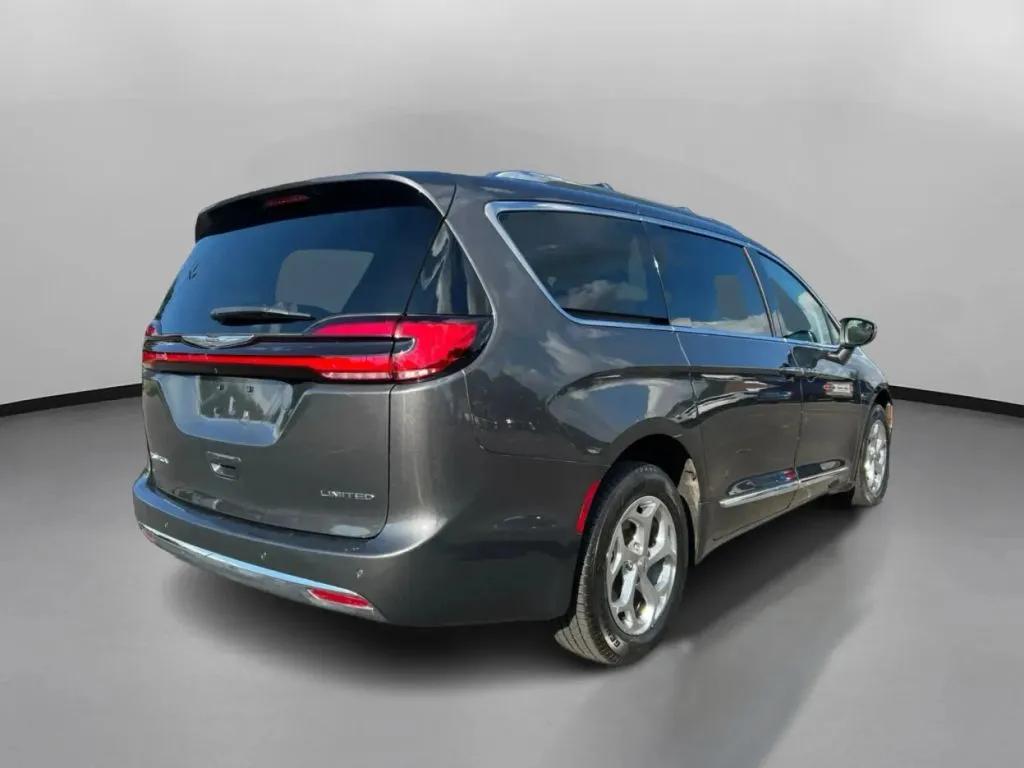 Chrysler Pacifica photo 9