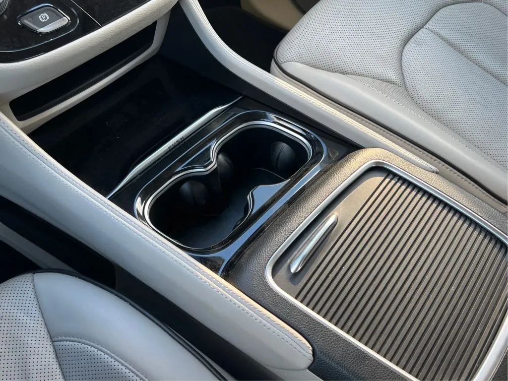 Chrysler Pacifica photo 21