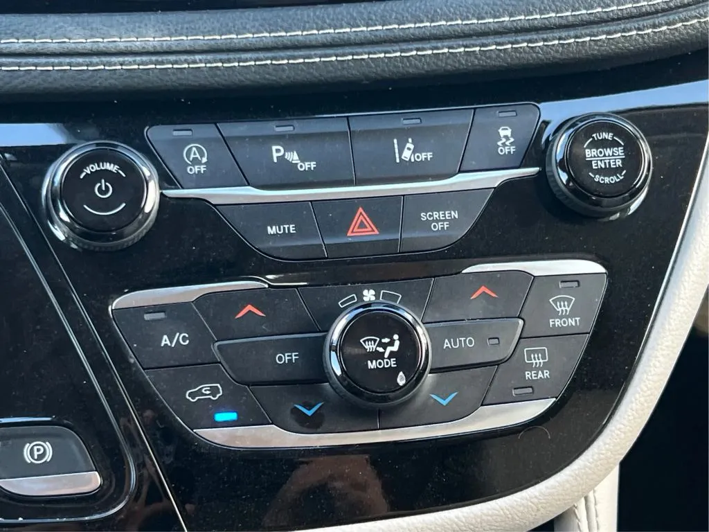 Chrysler Pacifica photo 40