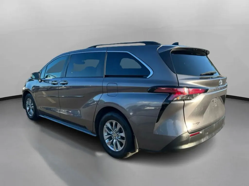 Toyota Sienna photo 13