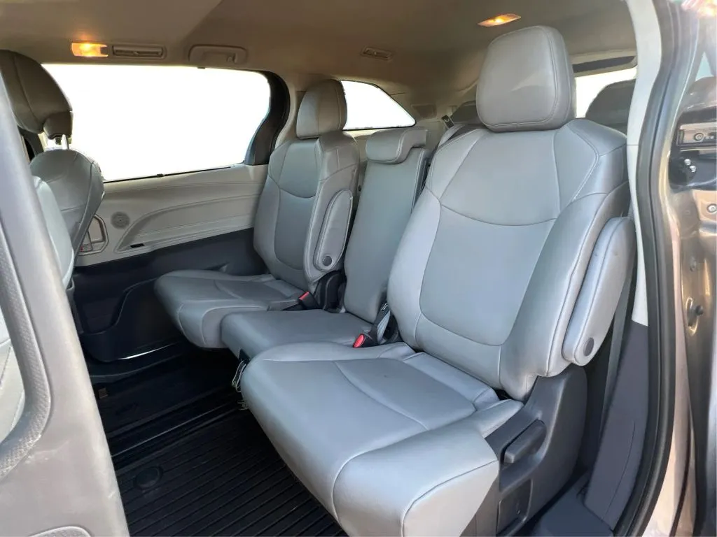 Toyota Sienna photo 17