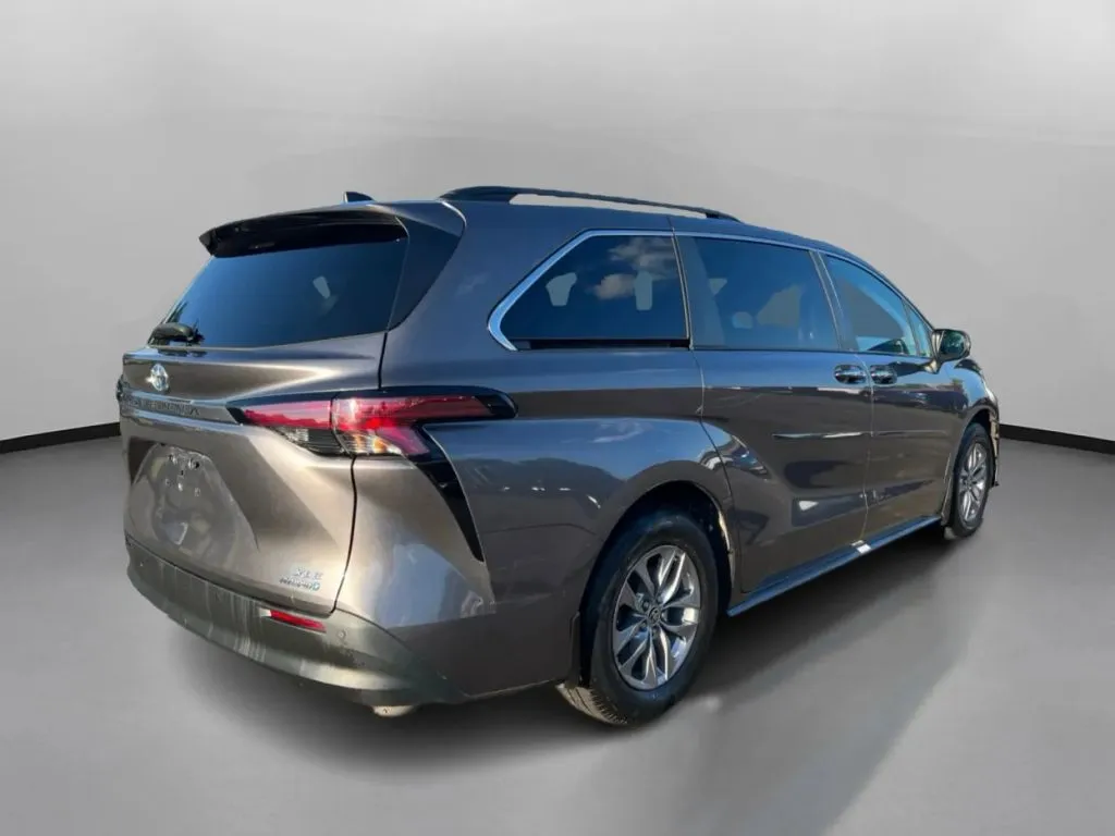 Toyota Sienna photo 9