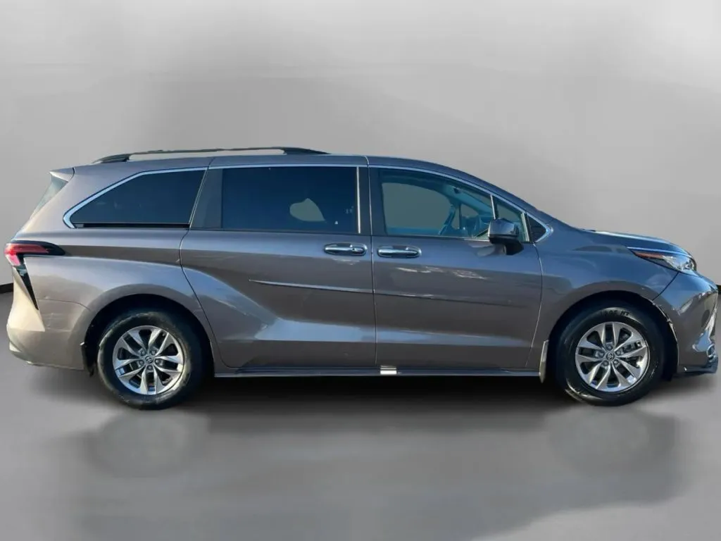 Toyota Sienna photo 7