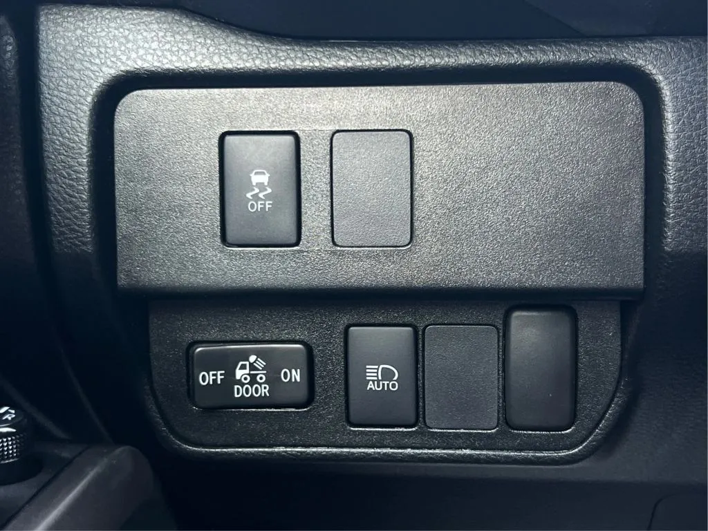 Toyota Tacoma photo 24