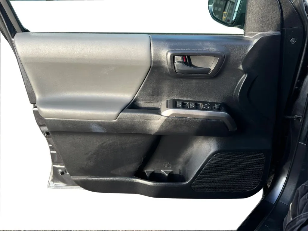 Toyota Tacoma photo 26
