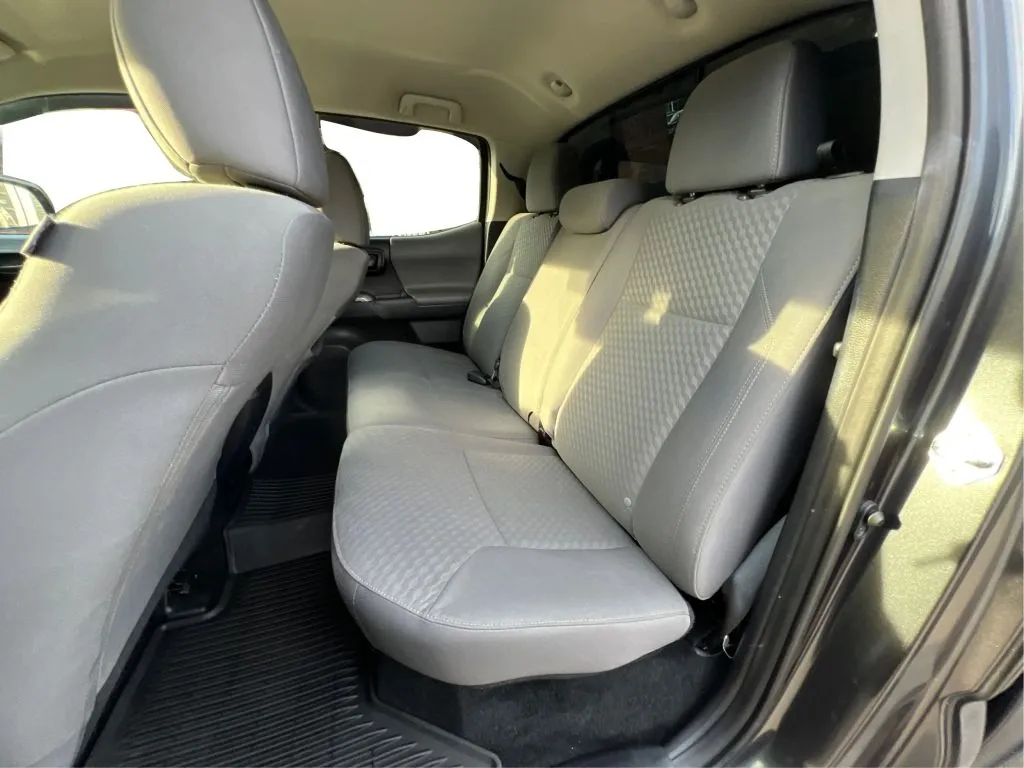 Toyota Tacoma photo 17