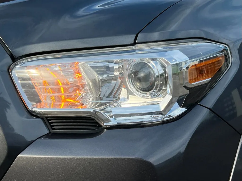 Toyota Tacoma photo 32