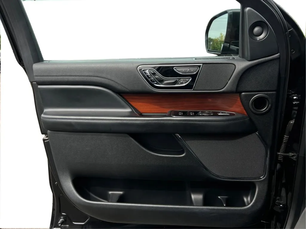 Lincoln Navigator L photo 26