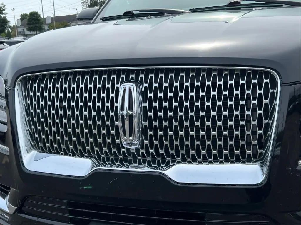 Lincoln Navigator L photo 36