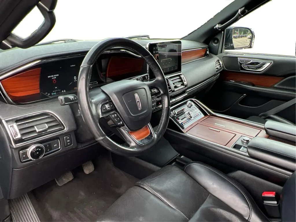 Lincoln Navigator L photo 16