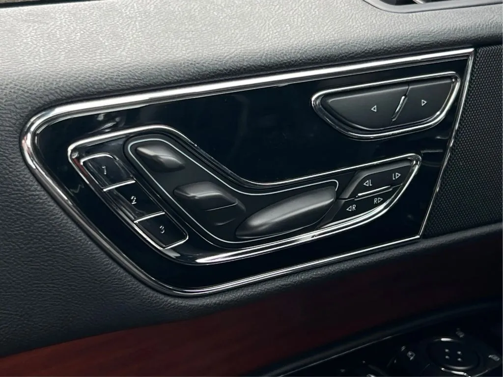 Lincoln Navigator L photo 25