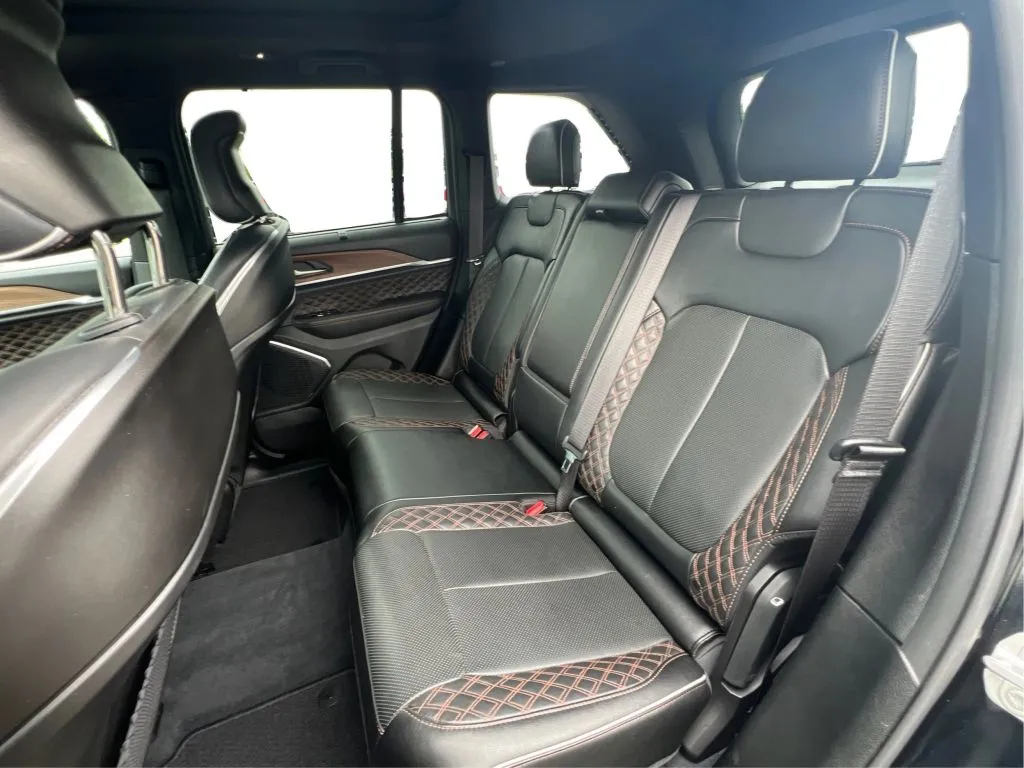 Jeep Grand Cherokee photo 17