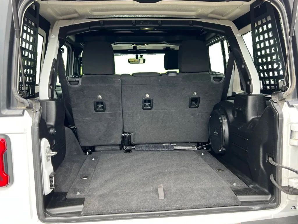 Jeep Wrangler photo 18