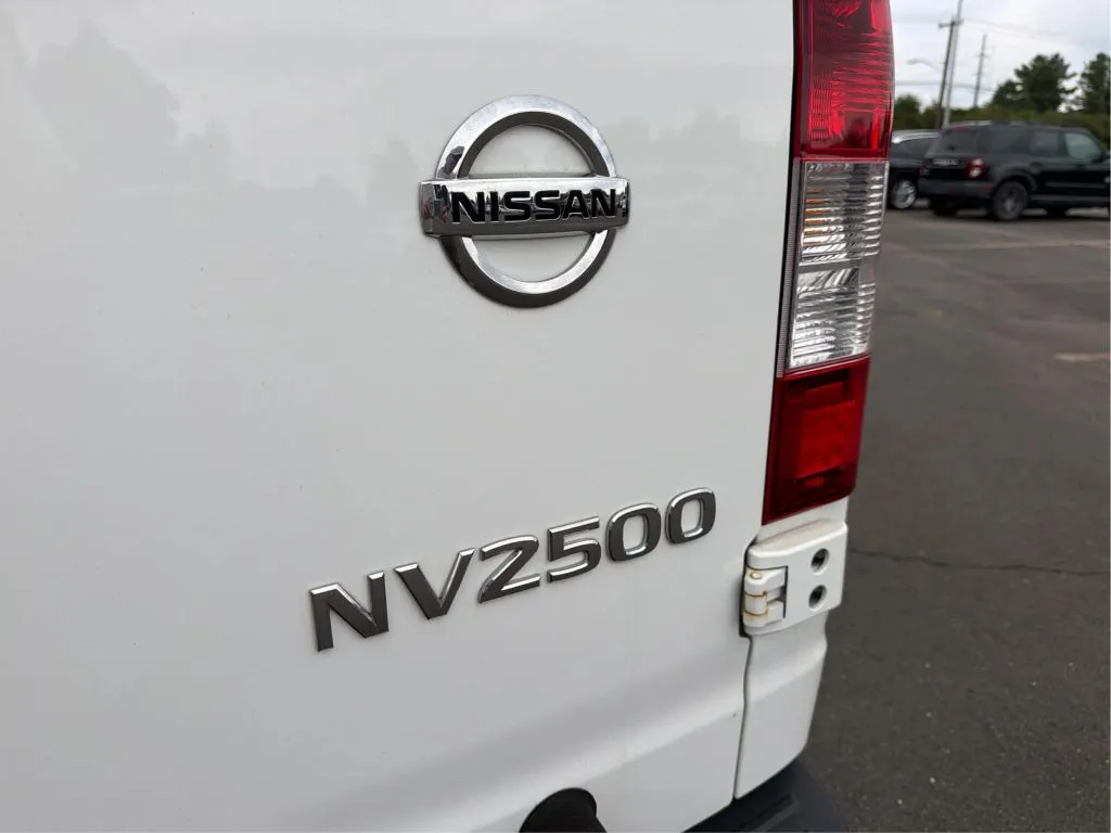 Nissan NV2500 HD Cargo photo 25