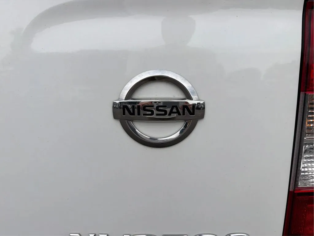 Nissan NV2500 HD Cargo photo 31