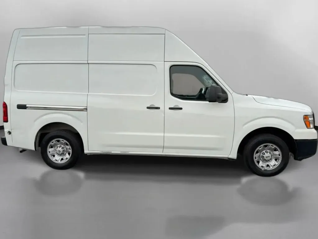 Nissan NV2500 HD Cargo photo 7