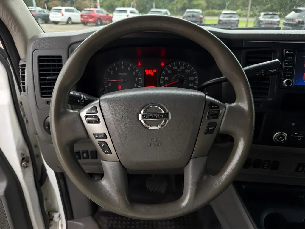 Nissan NV2500 HD Cargo photo 20