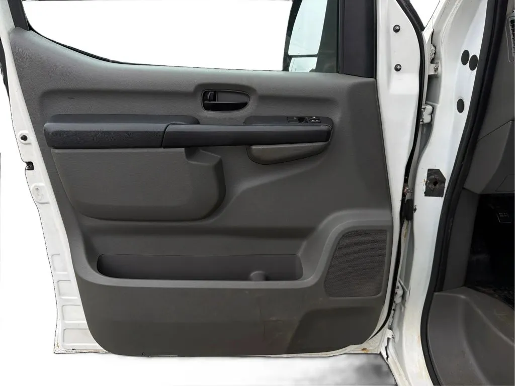 Nissan NV2500 HD Cargo photo 22