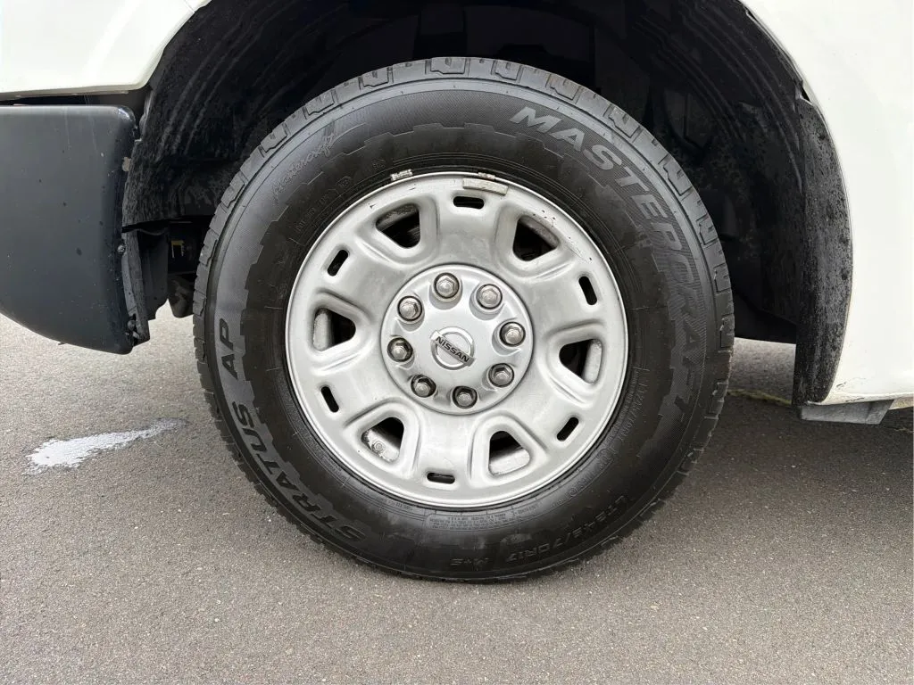 Nissan NV2500 HD Cargo photo 27