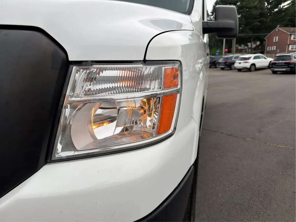Nissan NV2500 HD Cargo photo 28