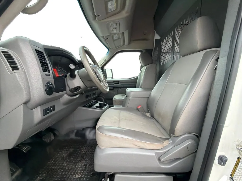 Nissan NV2500 HD Cargo photo 16