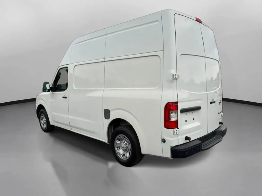 Nissan NV2500 HD Cargo photo 13