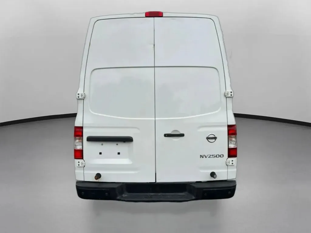 Nissan NV2500 HD Cargo photo 11