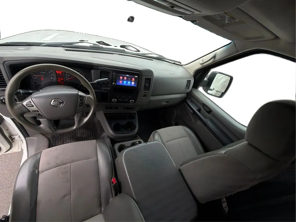 Nissan NV2500 HD Cargo photo 32