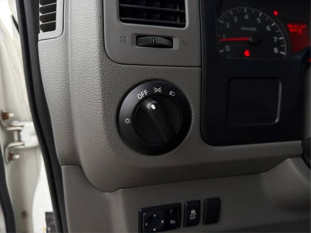 Nissan NV2500 HD Cargo photo 21