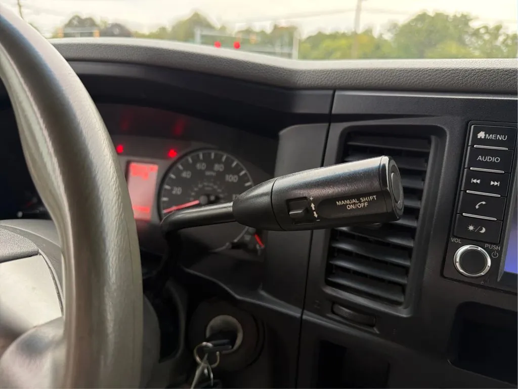 Nissan NV2500 HD Cargo photo 36