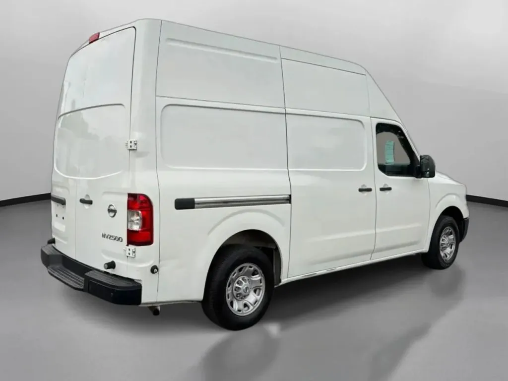 Nissan NV2500 HD Cargo photo 9
