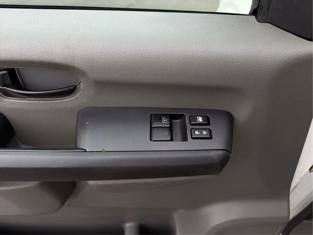 Nissan NV2500 HD Cargo photo 35