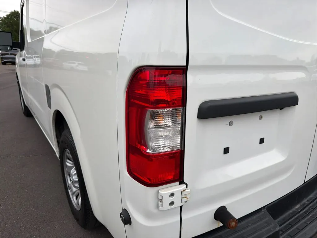 Nissan NV2500 HD Cargo photo 29