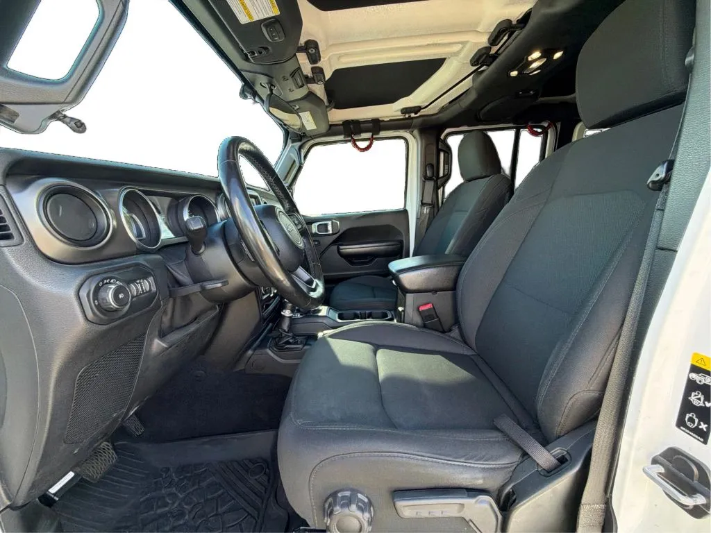Jeep Wrangler photo 16