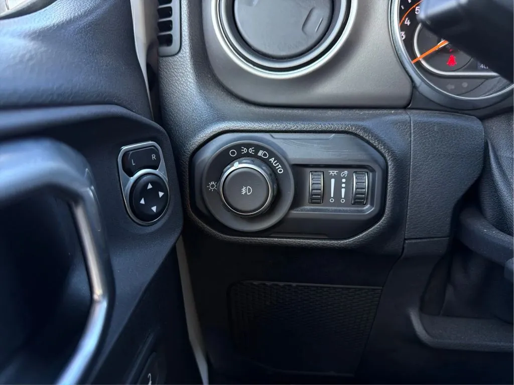 Jeep Wrangler photo 24