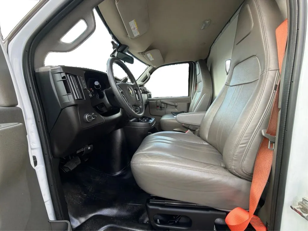 Chevrolet Express photo 16