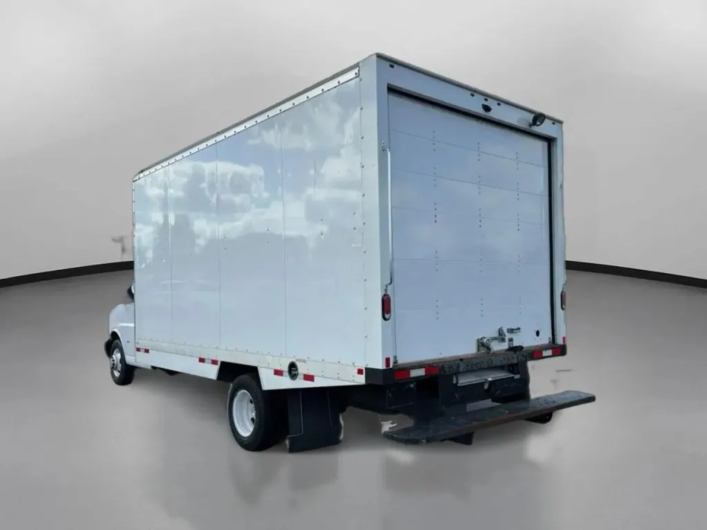 Chevrolet Express photo 13