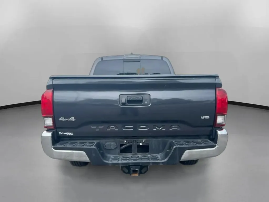 Toyota Tacoma photo 11