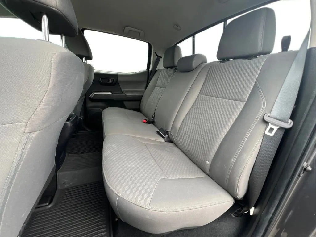 Toyota Tacoma photo 17