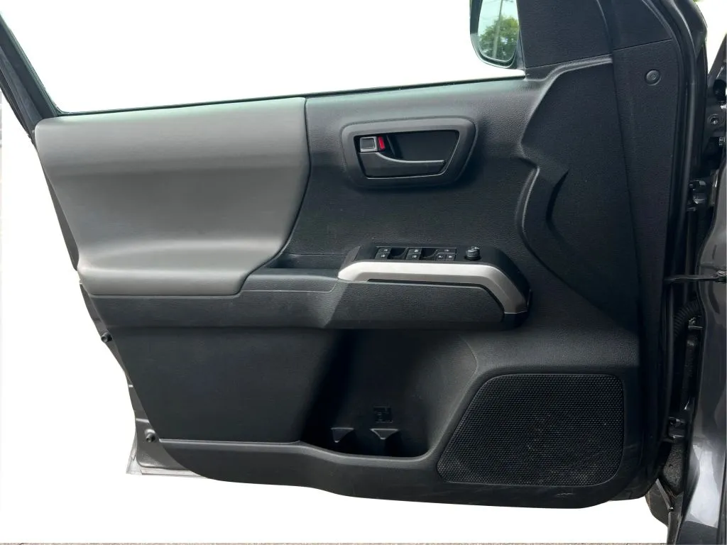 Toyota Tacoma photo 26