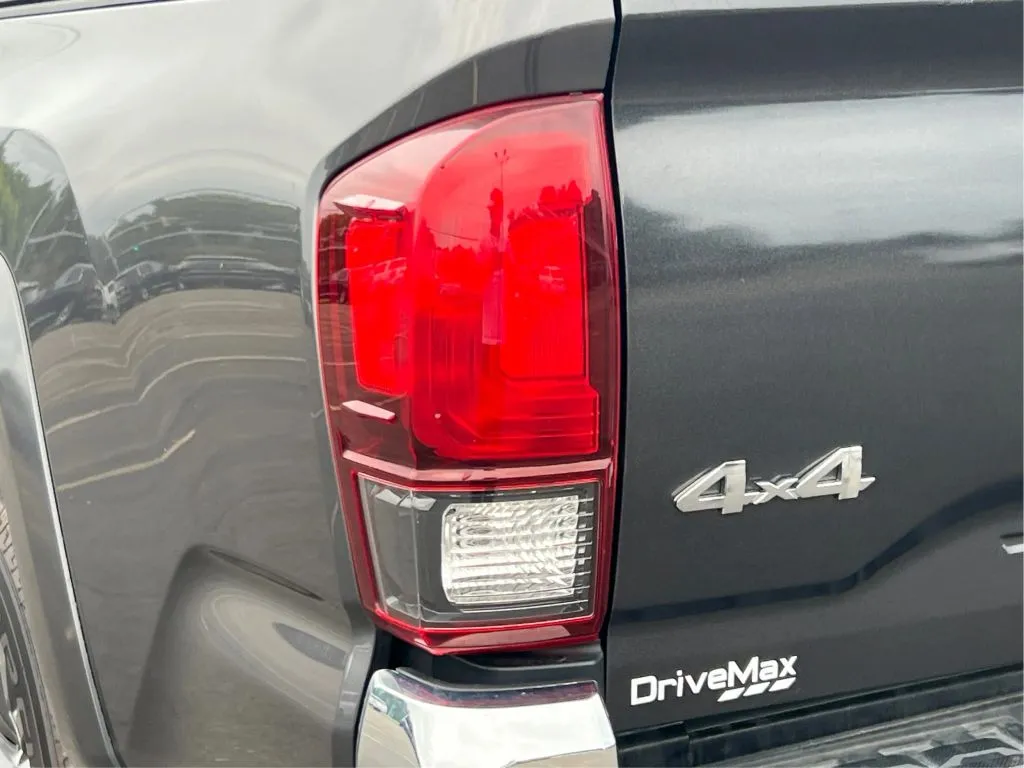 Toyota Tacoma photo 32