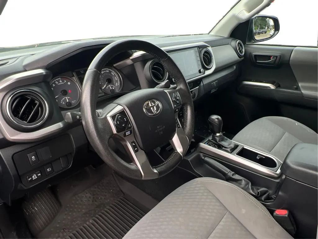 Toyota Tacoma photo 16
